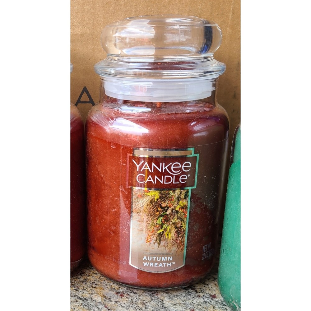 AUTUMN WREATH 32OZ YANKEE CANDLE (APPLE, CINNAMON, CLOVE & NUTMEG AROMA)